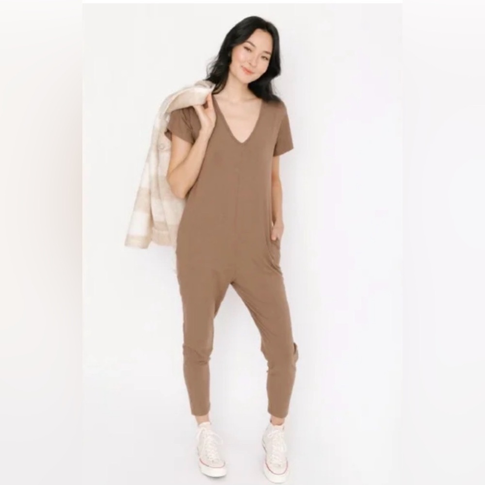 SMASH + TESS Sz S Sunday V-Neck Short Sleeve Beige Jumpsuit with Seam Pockets